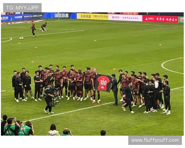 欧洲杯舞台上的争议裁判判罚持续引发球迷热议与讨论