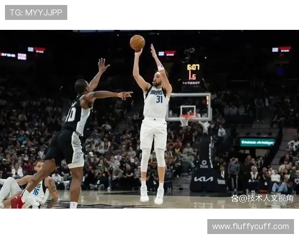 克莱·汤普森无球跑动制造防守裂隙，三分效率领跑后卫