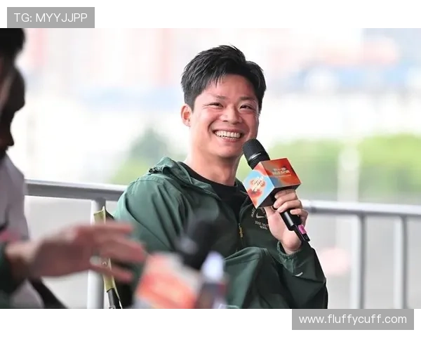 苏炳添一出赛场就是土豪朋友聚会主角，平时谁能想到那么拼的人铁粉这么多？